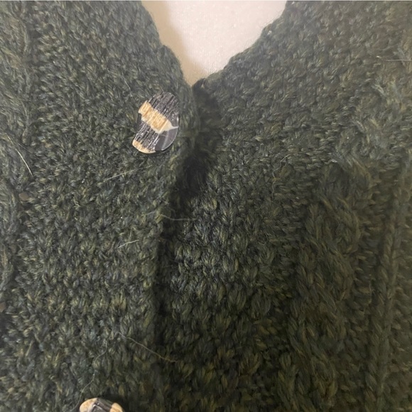 Carraig Donn slouchy sweater. 100% Merino Wool. Aran Cable Knit. dark green. - Picture 6 of 6